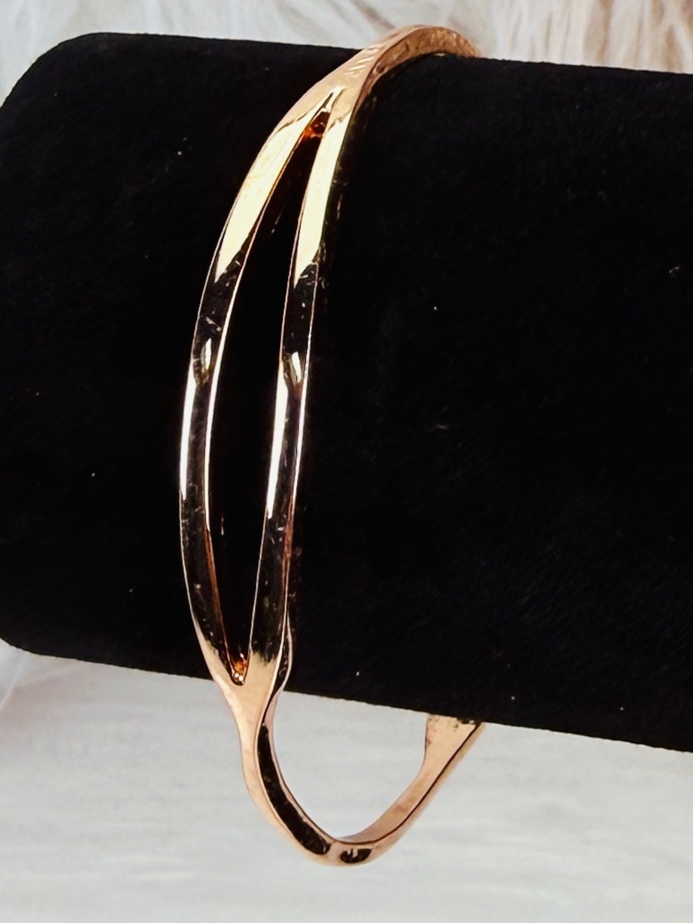 Beautiful lightweight rose goldtone, costume, Bengal bracelet